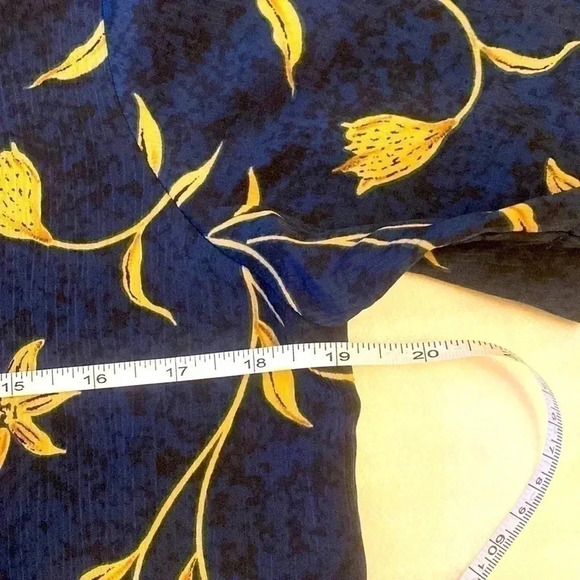 Simple T-shirt buttons down in  New Condition - Picture 4 of 6